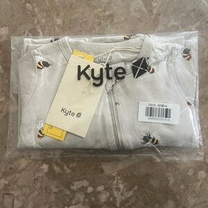 Kyte BABY Gray Bee Print Bodysuit